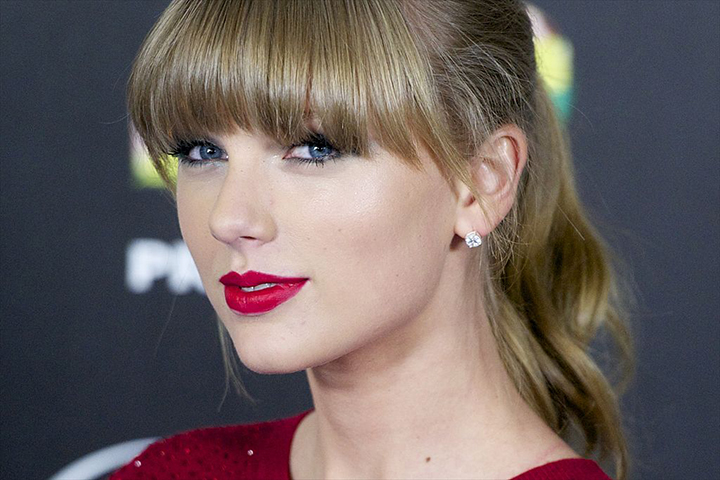 MADRID, SPAIN - JANUARY 24:  Taylor Swift poses in the press room during 40 Principales Awards 2012 at the Palacio de Deportes on January 24, 2013 in Madrid, Spain.  (Photo by Juan Naharro Gimenez/Getty Images)